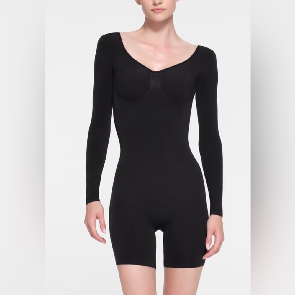 SKIMS NWOT seamless sculpt mid thigh long sleeve body suit